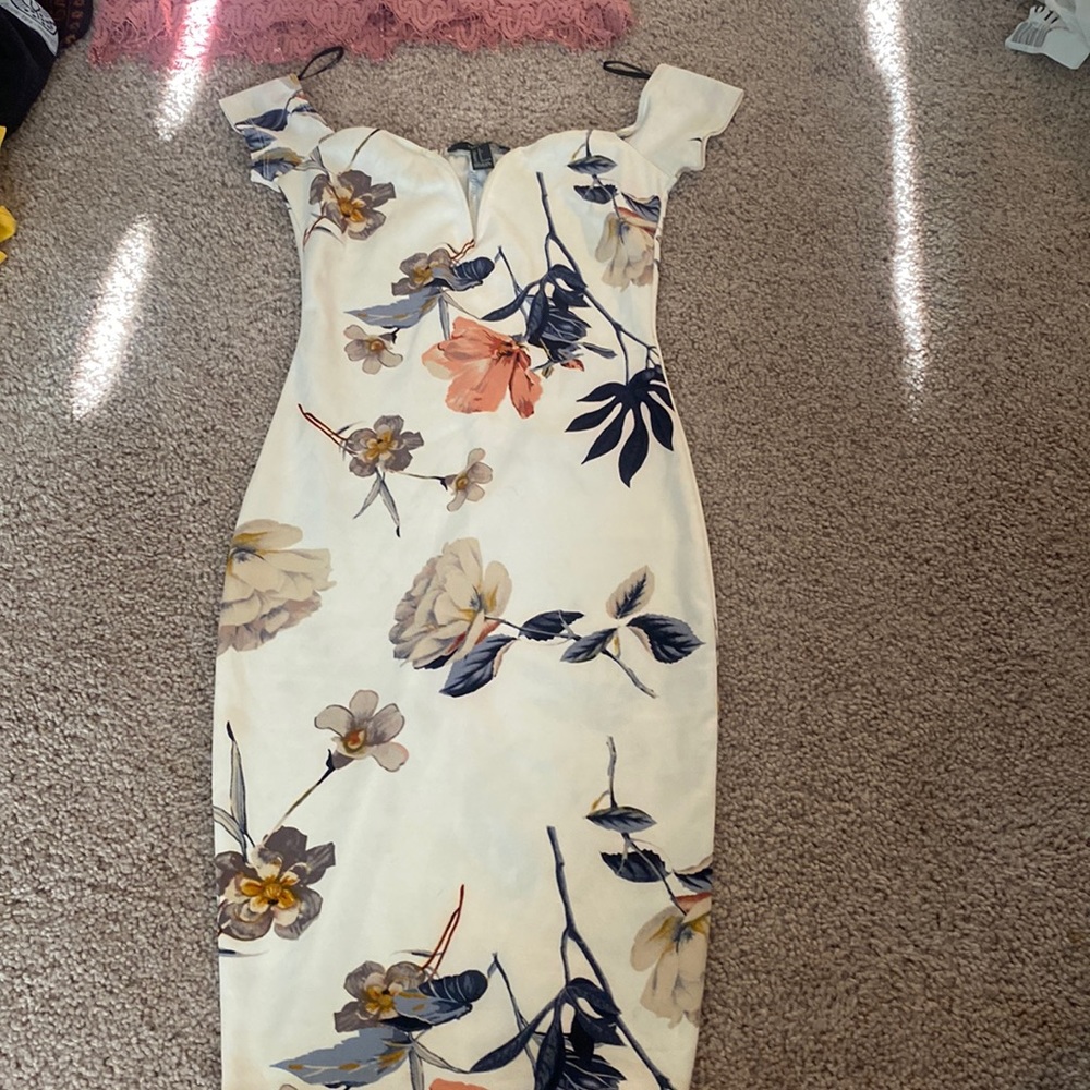White Floral body con off the shoulder sweartheart neckline
